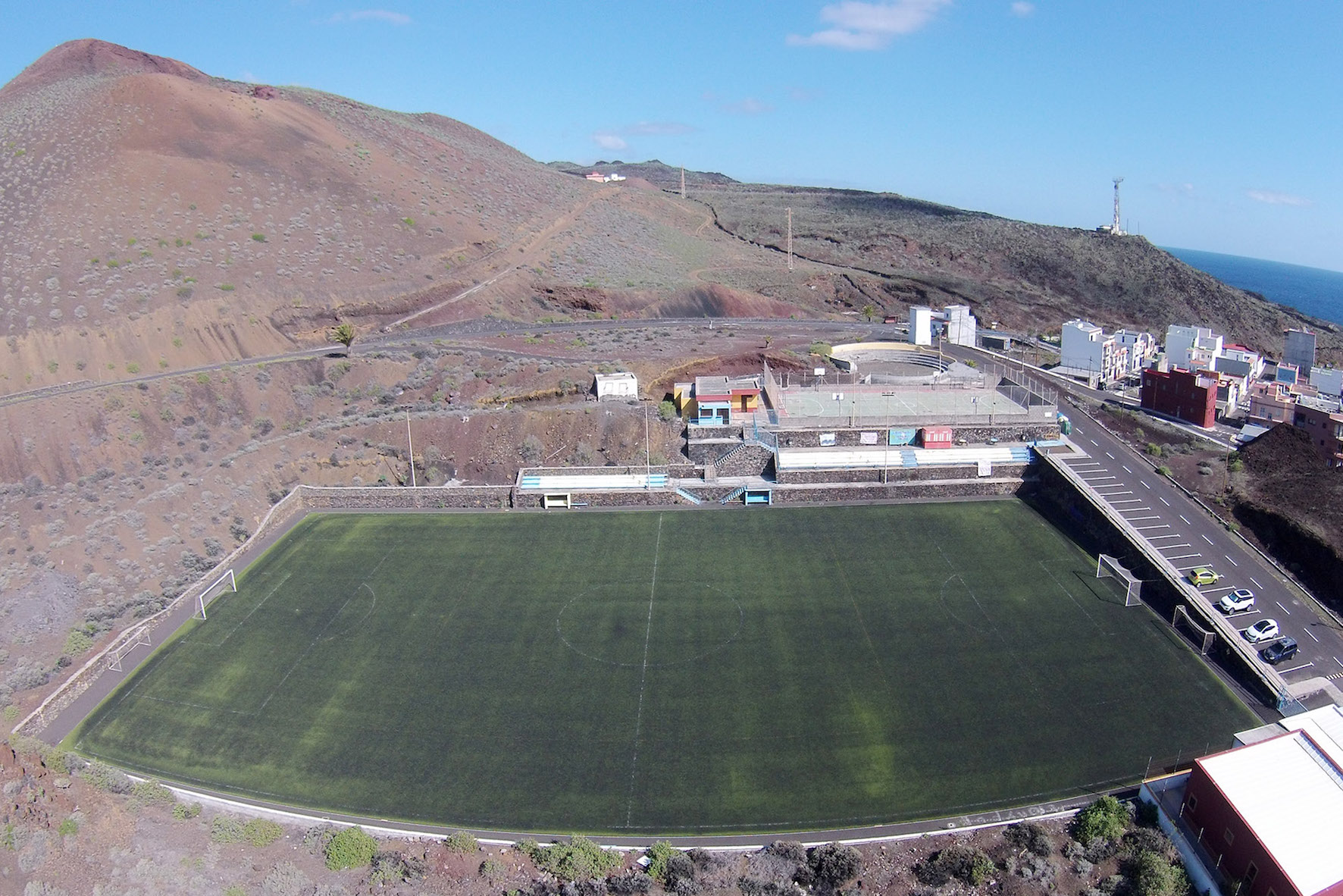 El Ayuntamiento mejora las instalaciones del campo de fútbol de La Restinga