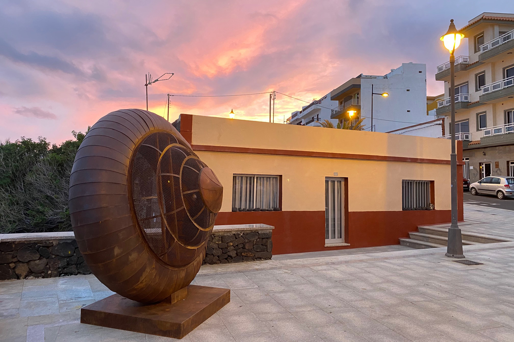 El Pinar adorna el Mercadillo y La Restinga con esculturas alegóricas a dos símbolos del municipio