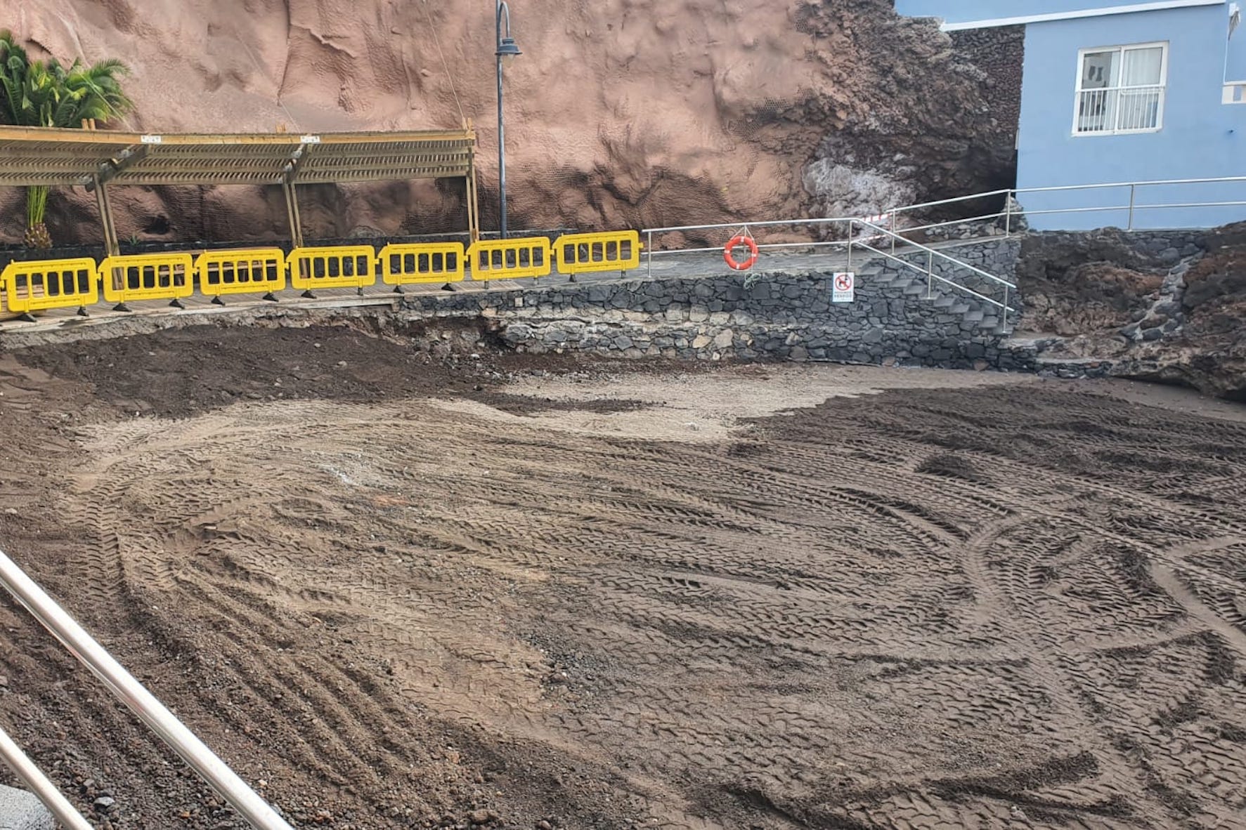 El Pinar acomete labores de mejora y limpieza en profundidad en la playa de La Restinga
