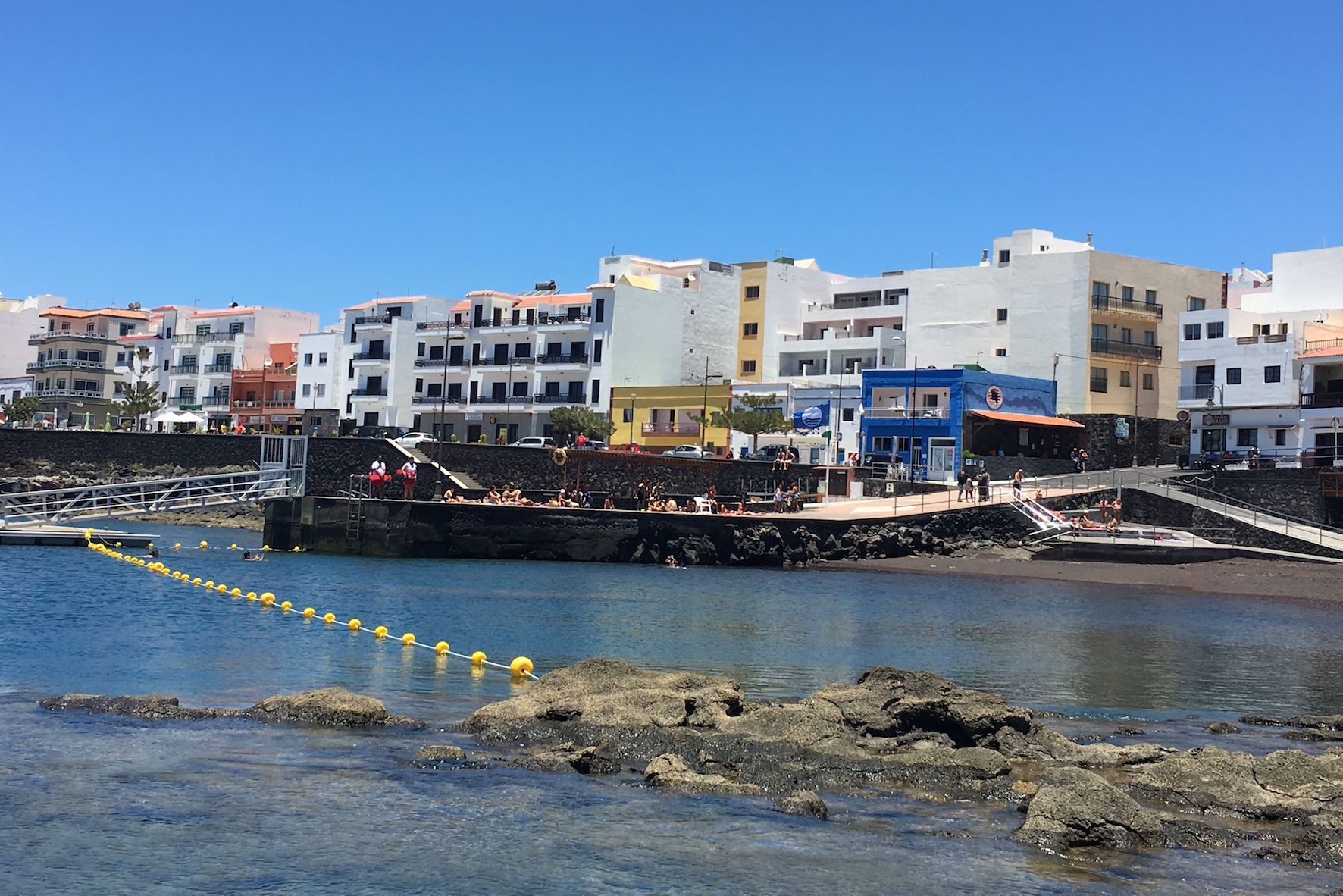 La playa de La Restinga renueva su Bandera Azul y La Restingolita el distintivo de Centro Azul