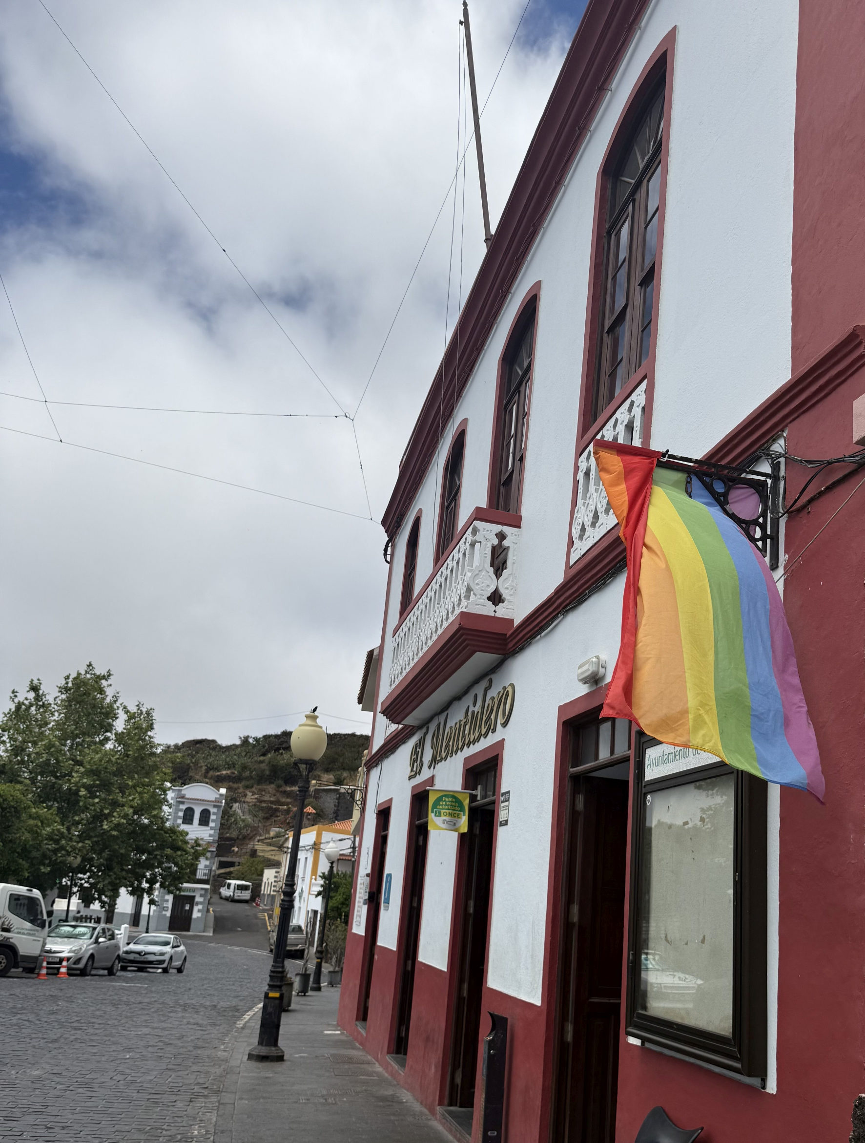 El Pinar se viste con los colores del arco iris para celebrar el Día del Orgullo LGTBIQ+