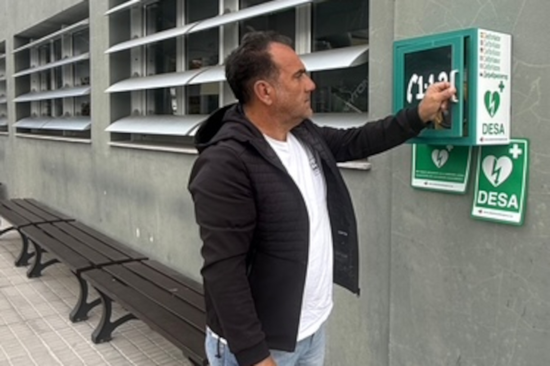 El Pinar instala un nuevo desfibrilador en Tacorón