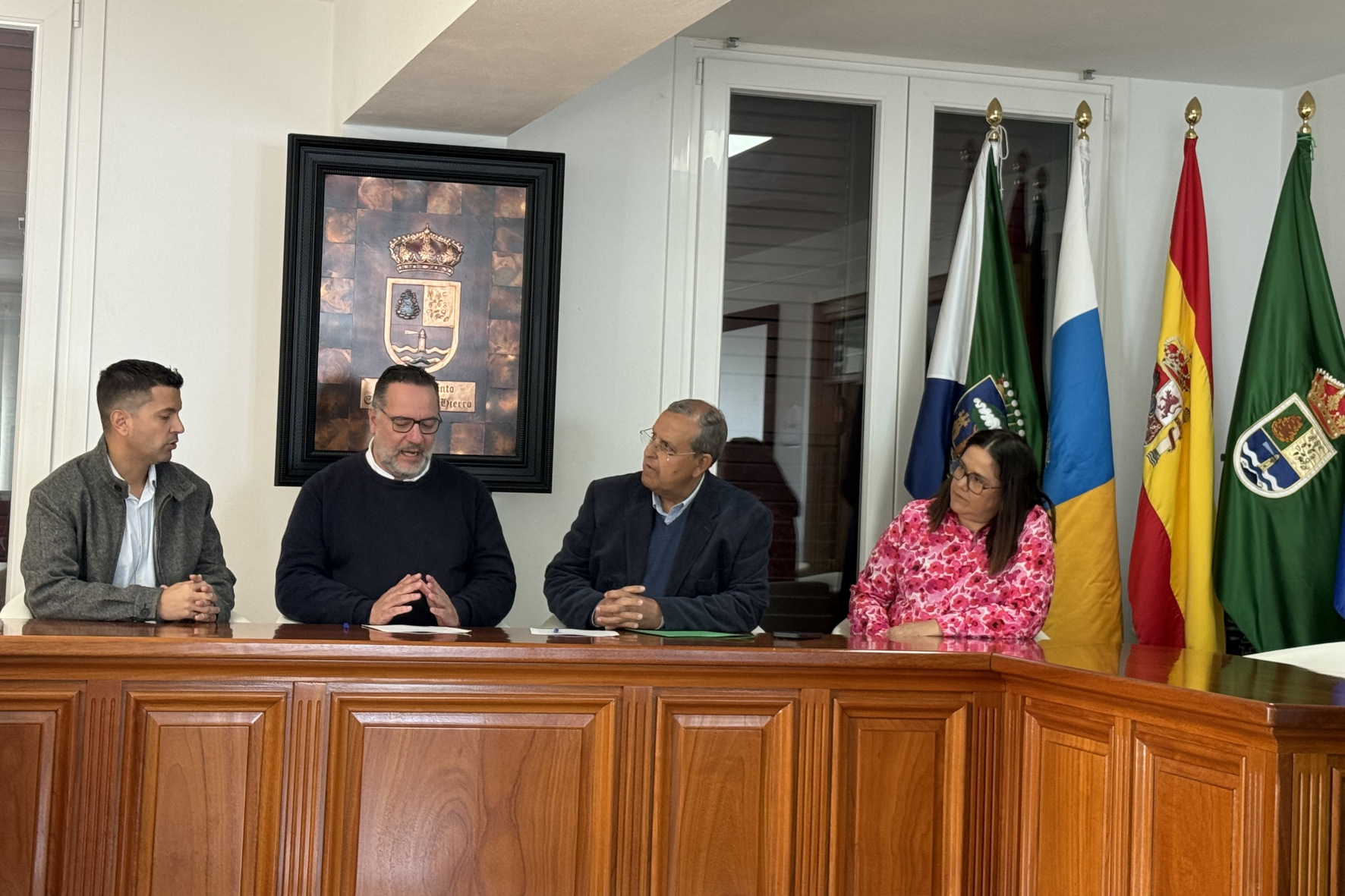 El Pinar y la Consejería de Educación firman el compromiso para techar la cancha del CEIP Taibique 