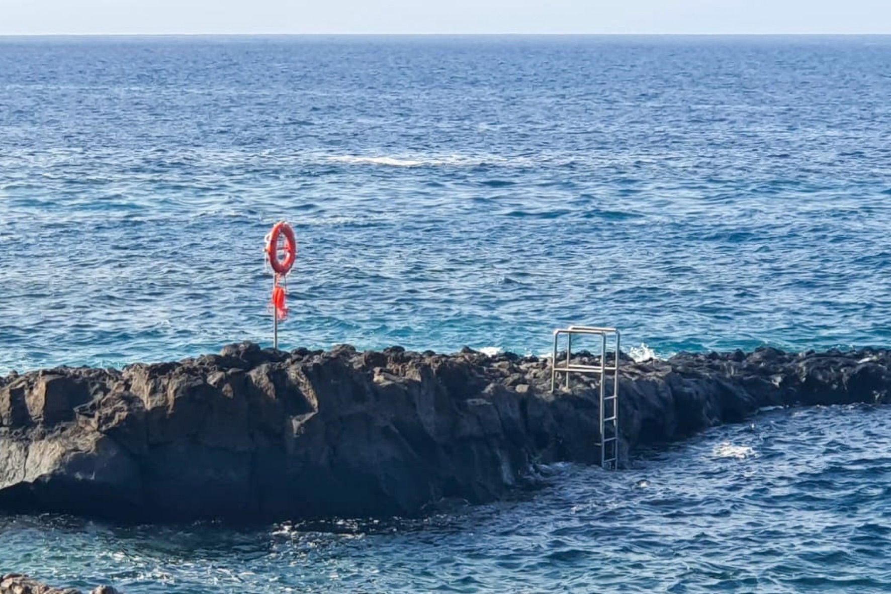 El Ayuntamiento refuerza la seguridad en La Restinga y Tacorón con nuevos aros salvavidas