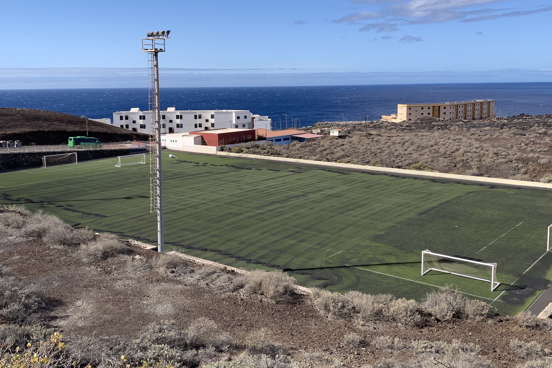 El Ayuntamiento de El Pinar mejora el terreno de juego del campo de fútbol de La Restinga