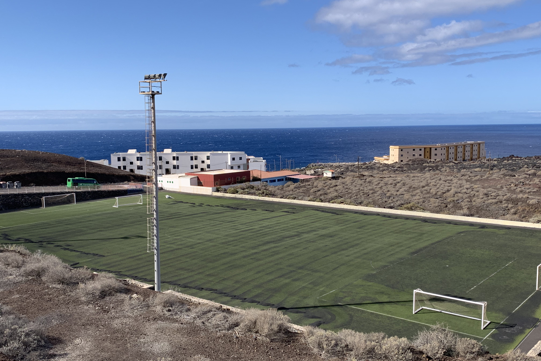 El Pinar sustituye las luminarias del campo de fútbol de La Restinga por tecnología LED