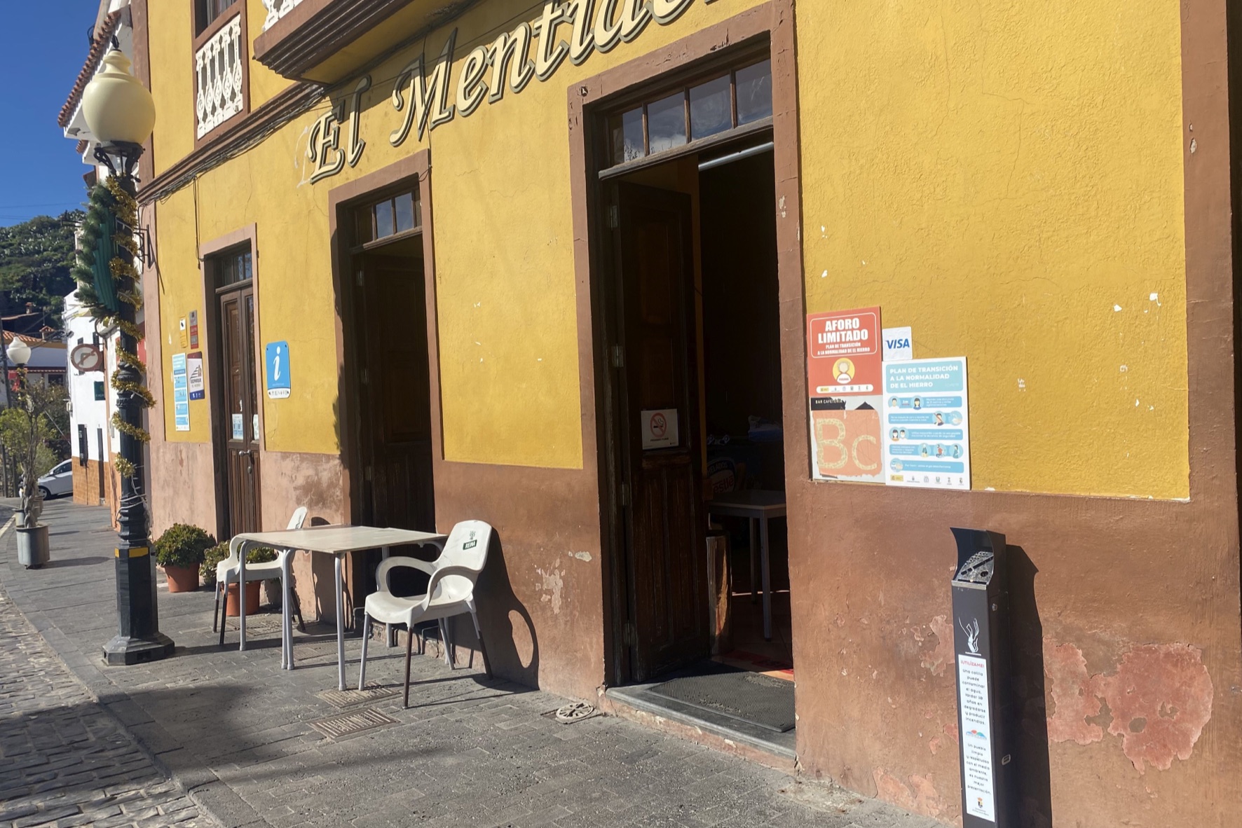 El Pinar instala nuevos ceniceros para mejorar la limpieza de los espacios públicos