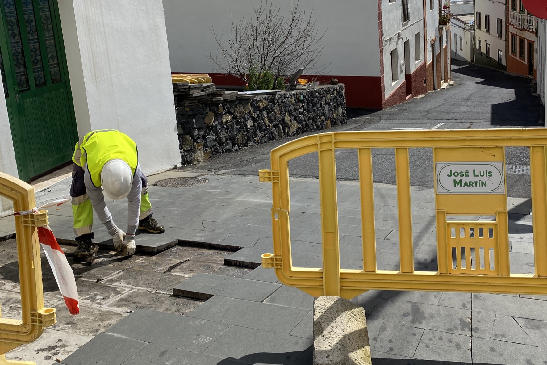 El Ayuntamiento cierra al tráfico por obras parte de la calle de La Paz y permite el paso solo a los vecinos