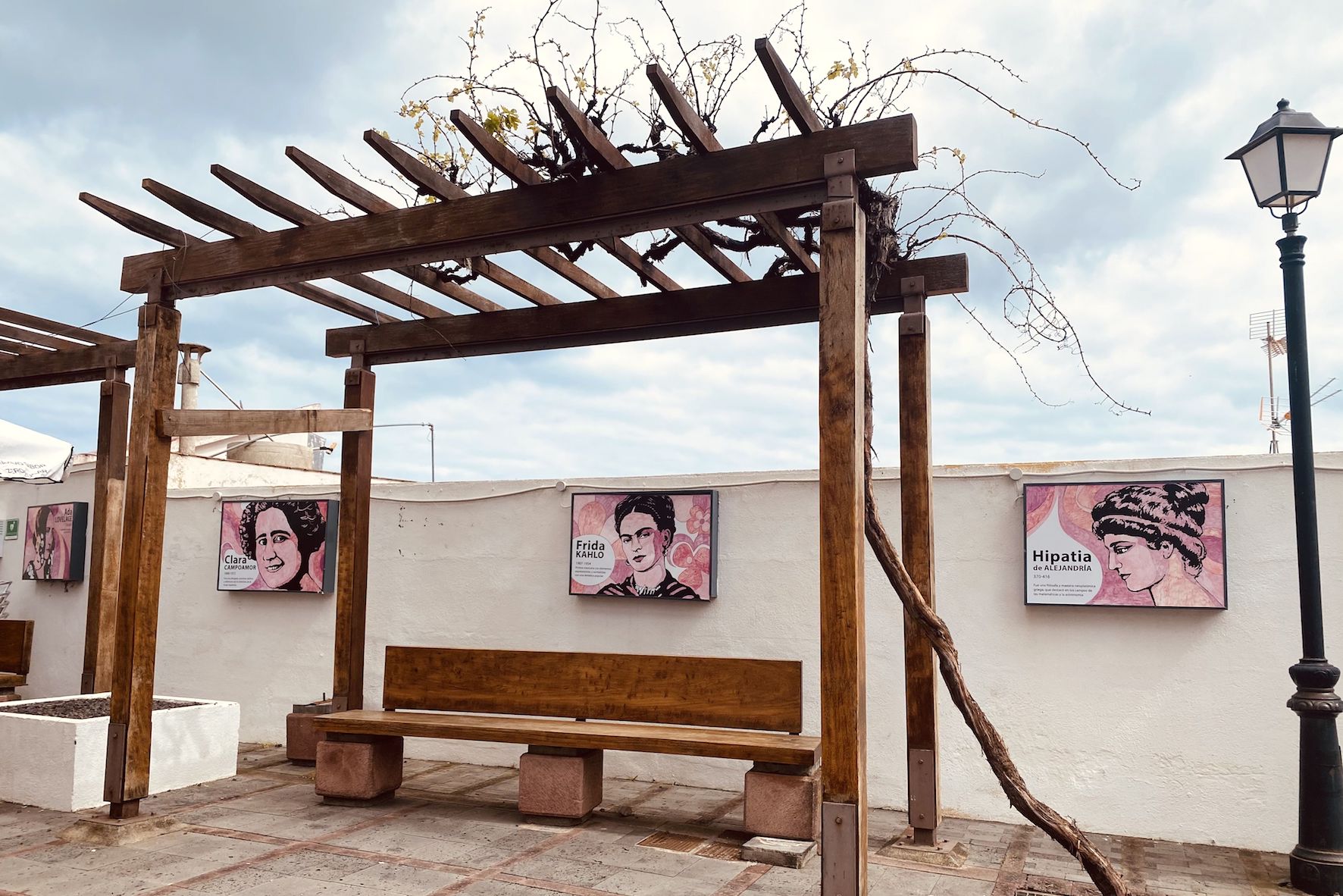 El Mentidero acoge una exposición sobre mujeres pioneras de los alumnos del CEIP Taibique