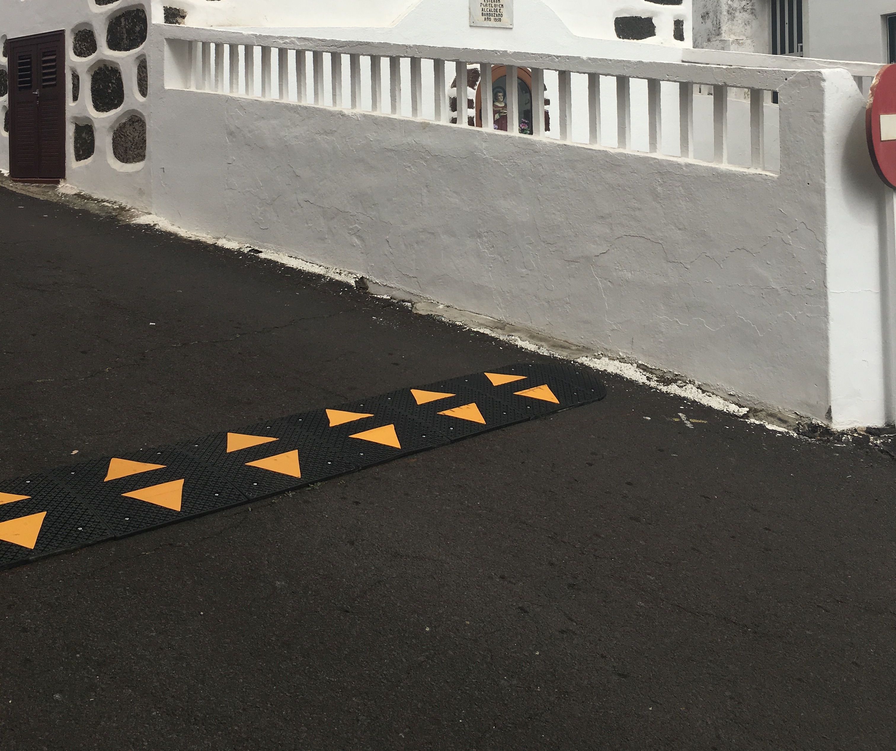 El Ayuntamiento de El Pinar aumenta la seguridad vial instalando bandas de reducción de velocidad