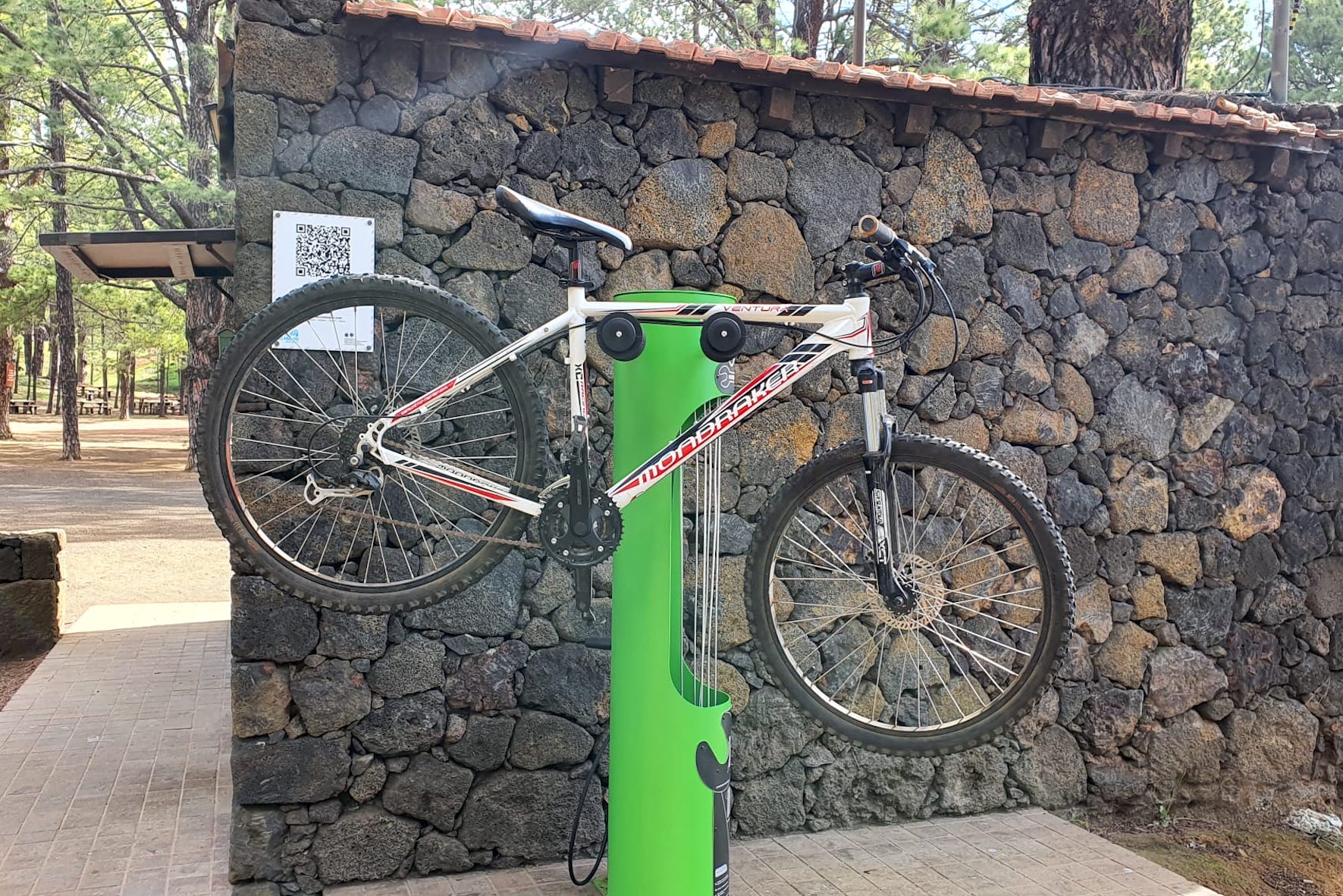 El Pinar instala las primeras estaciones de reparación rápida de bicicletas de Canarias