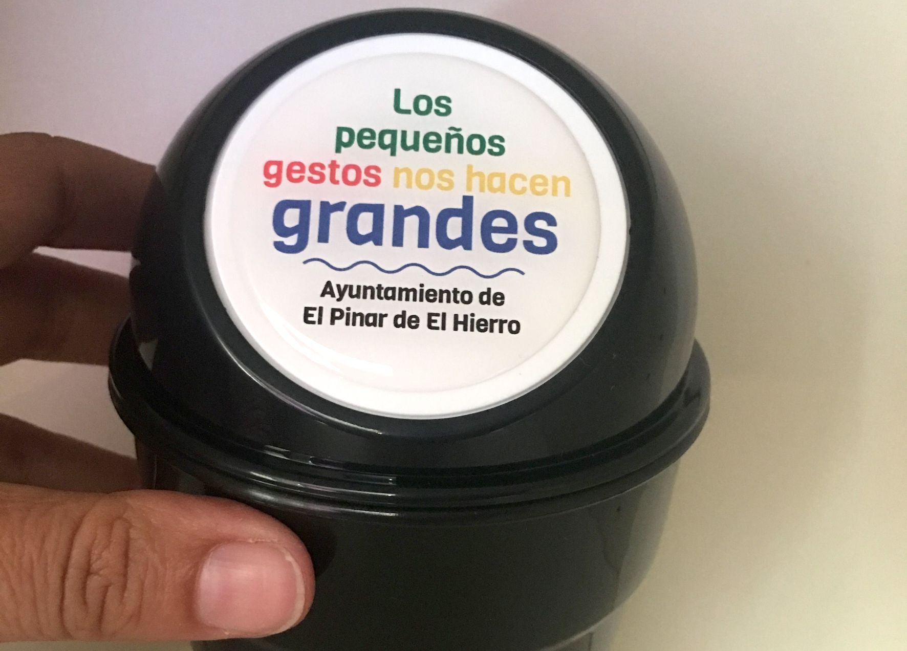 El Pinar reparte mini papeleras entre los vecinos para contribuir a mantener limpio el municipio