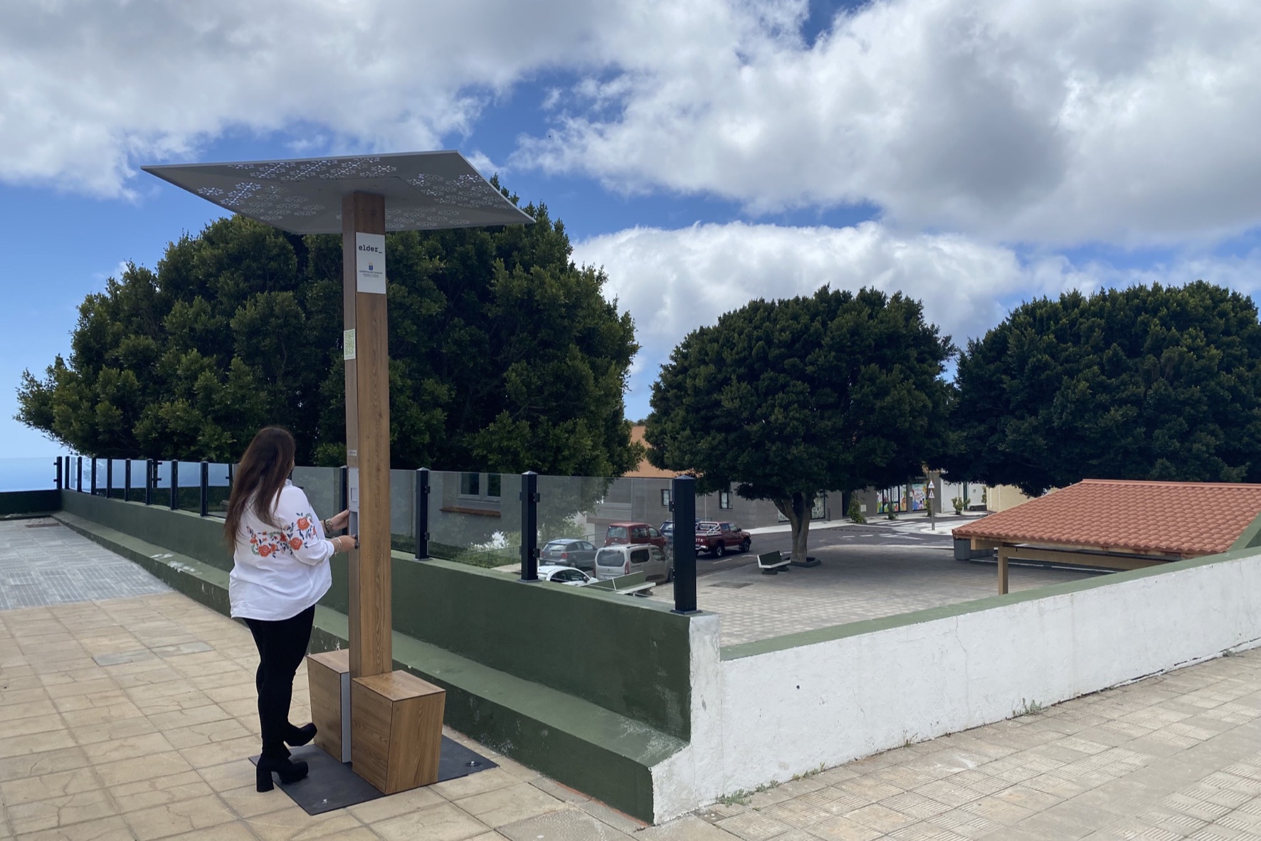 El Pinar instala un poste fotovoltaico para cargar dispositivos