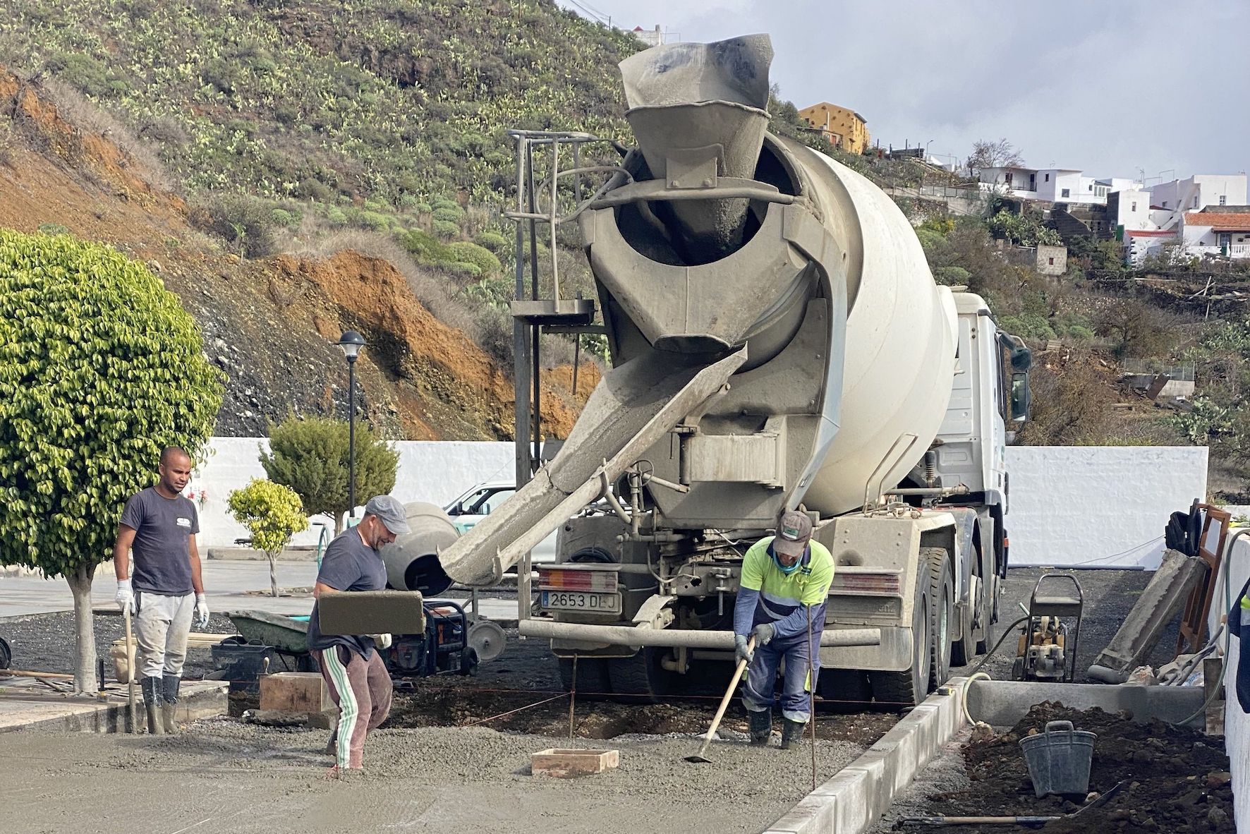 El Pinar mejora el cementerio municipal con las instalación de una solera y la compra de una plataforma portaféretros