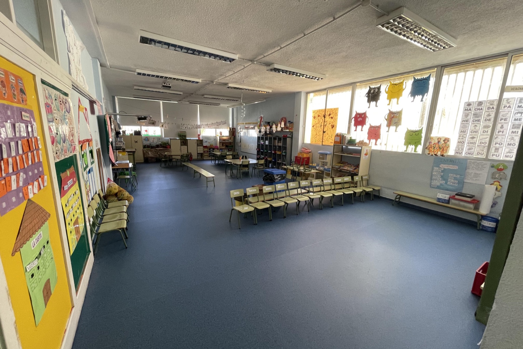 El Pinar instala nuevo suelo en tres aulas del CEIP Taibique para reducir el frío y la humedad