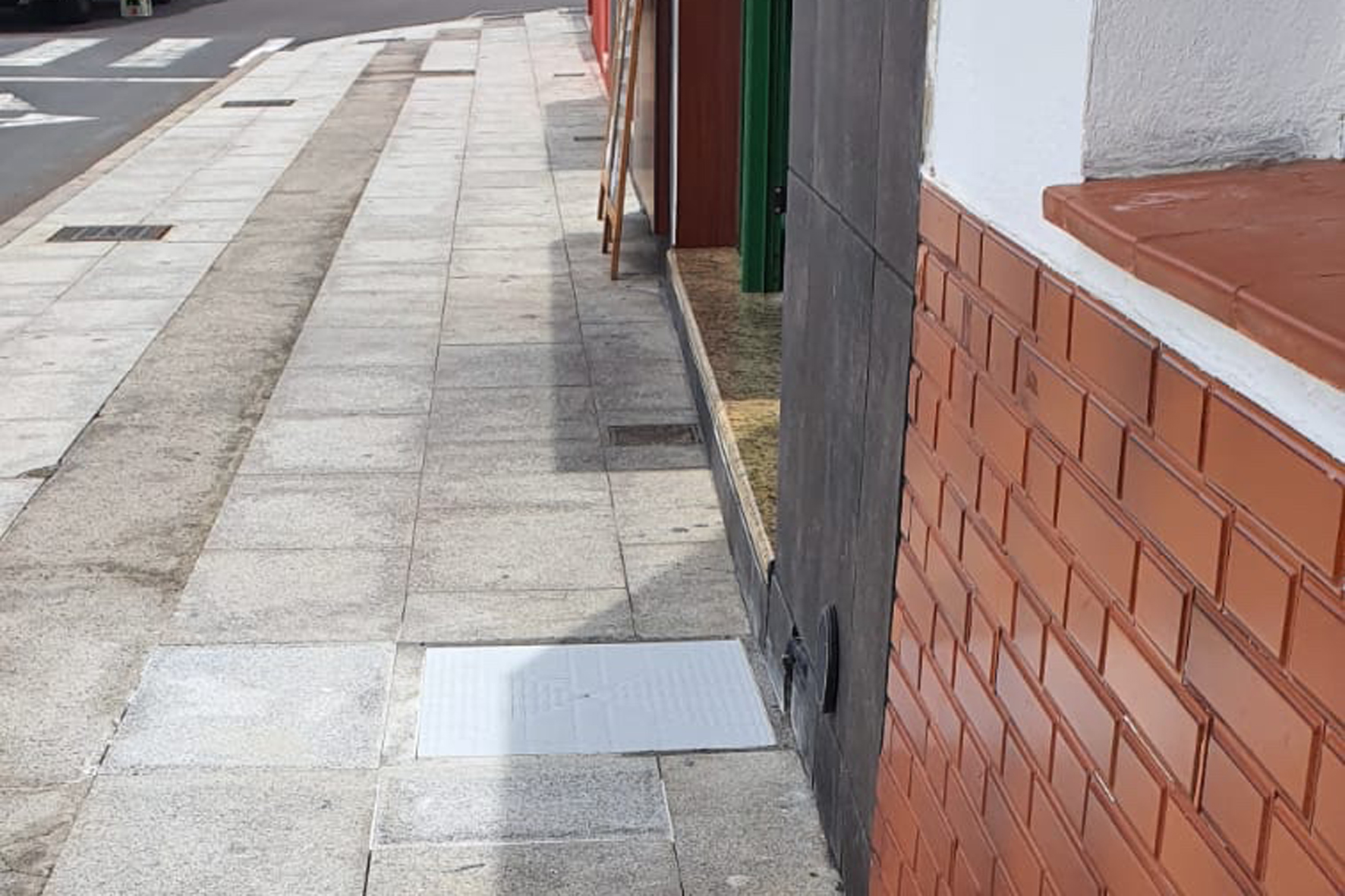 El Ayuntamiento renueva las arquetas de registros de las vías públicas de La Restinga