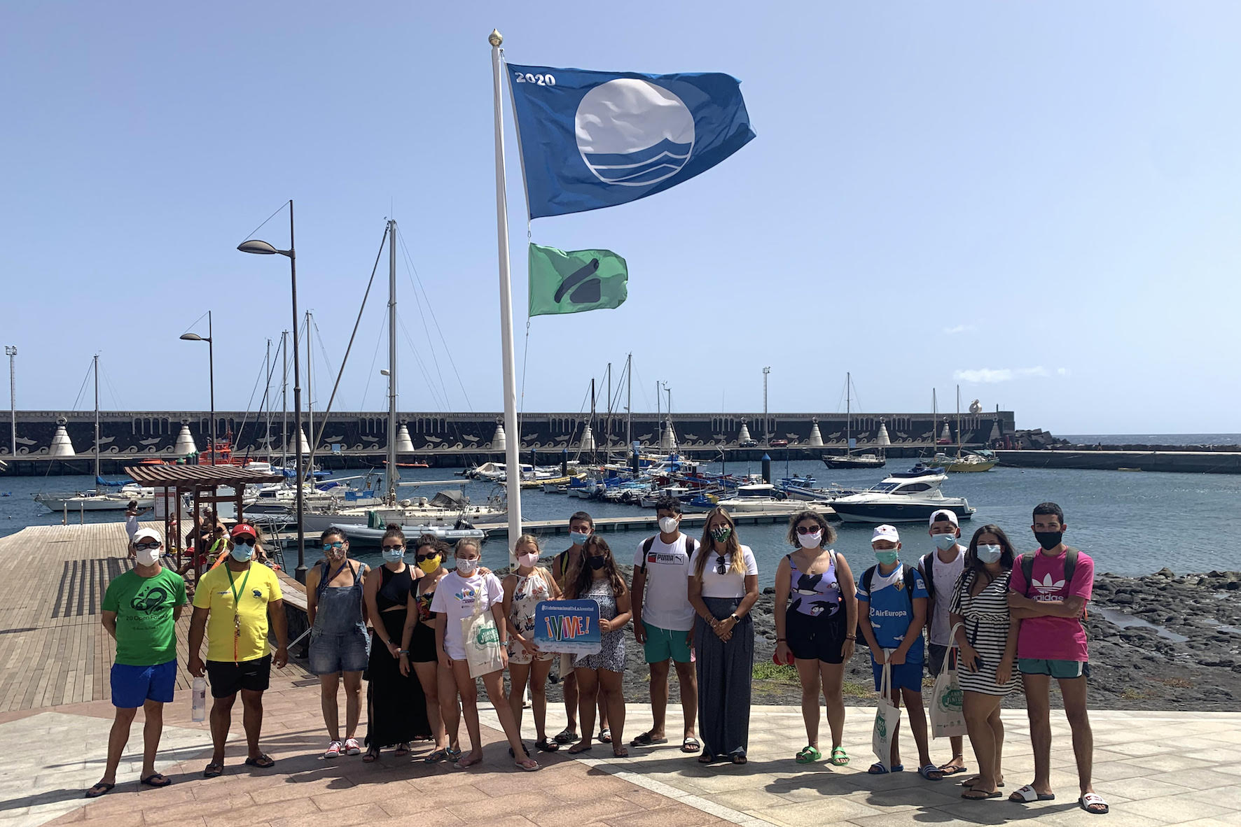 Jóvenes herreños participan en una travesía en barco al Faro de Orchilla dentro de la Semana de la Juventud