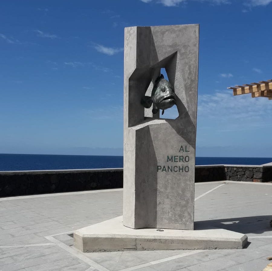 El Pinar rinde homenaje al mero Pancho con una escultura en La Restinga