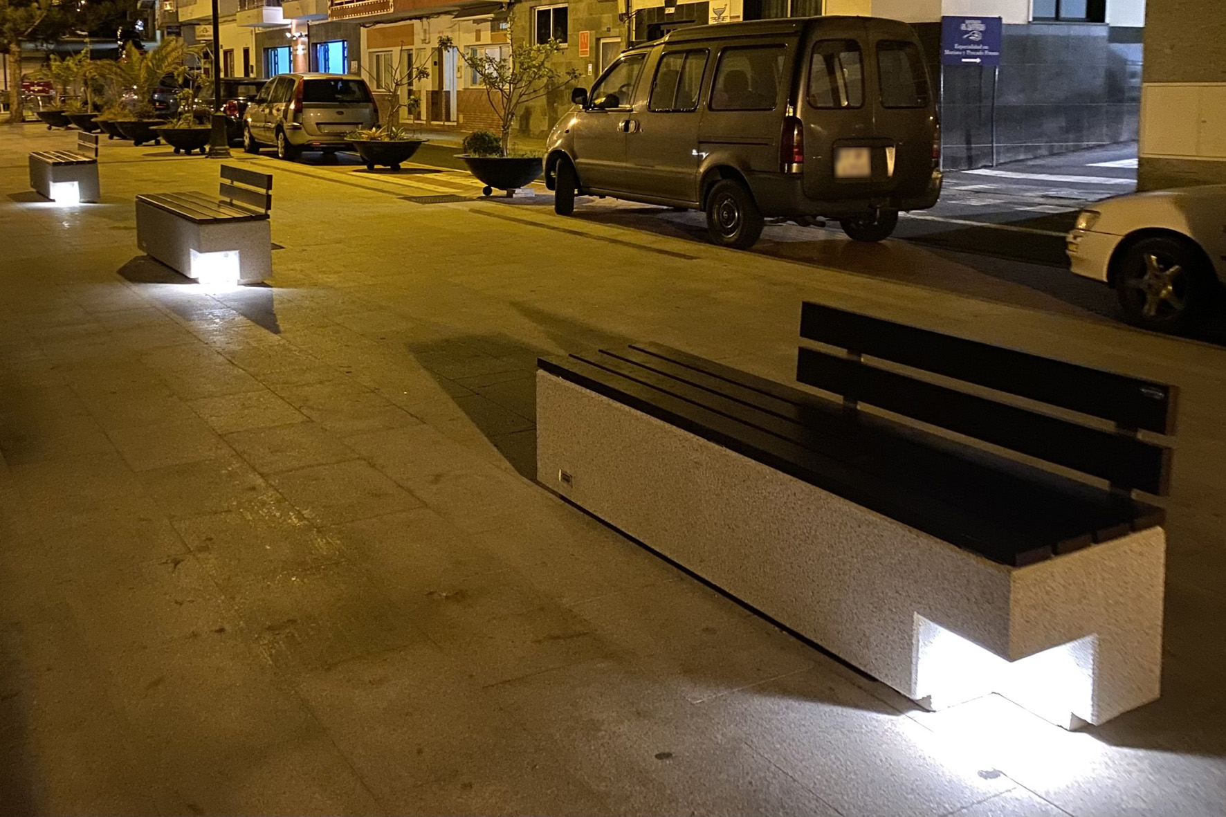 El Pinar coloca nuevos bancos en la Avenida Marítima de La Restinga