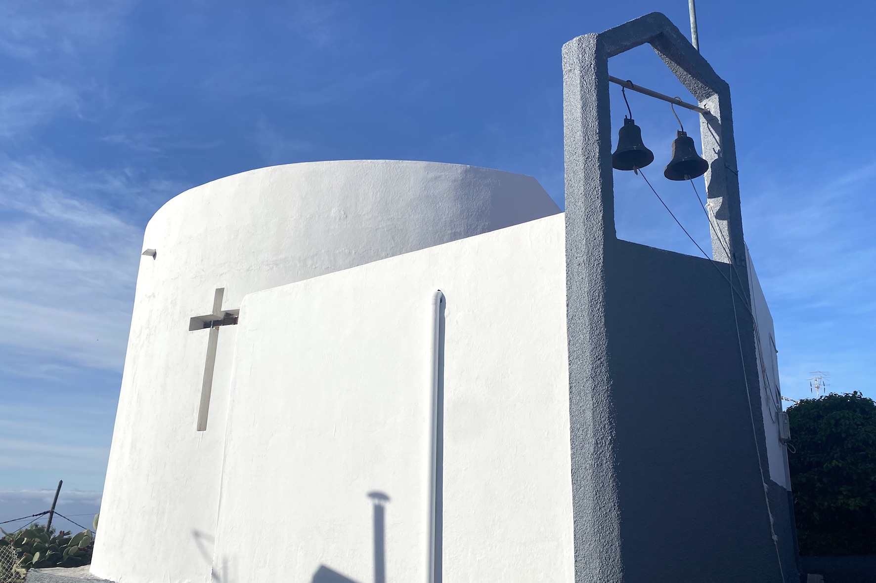 El Ayuntamiento embellece la iglesia del Cristo de Las Casas de cara a la Fiesta de La Cruz