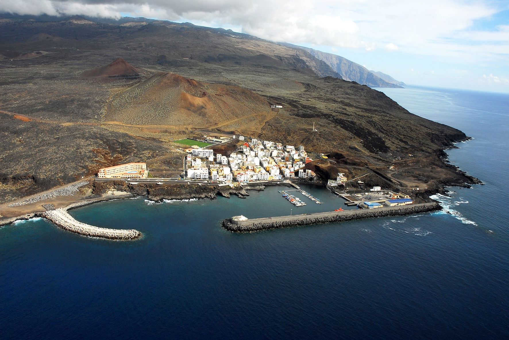 El Pinar acoge un taller para proteger a los tiburones y rayas de Canarias