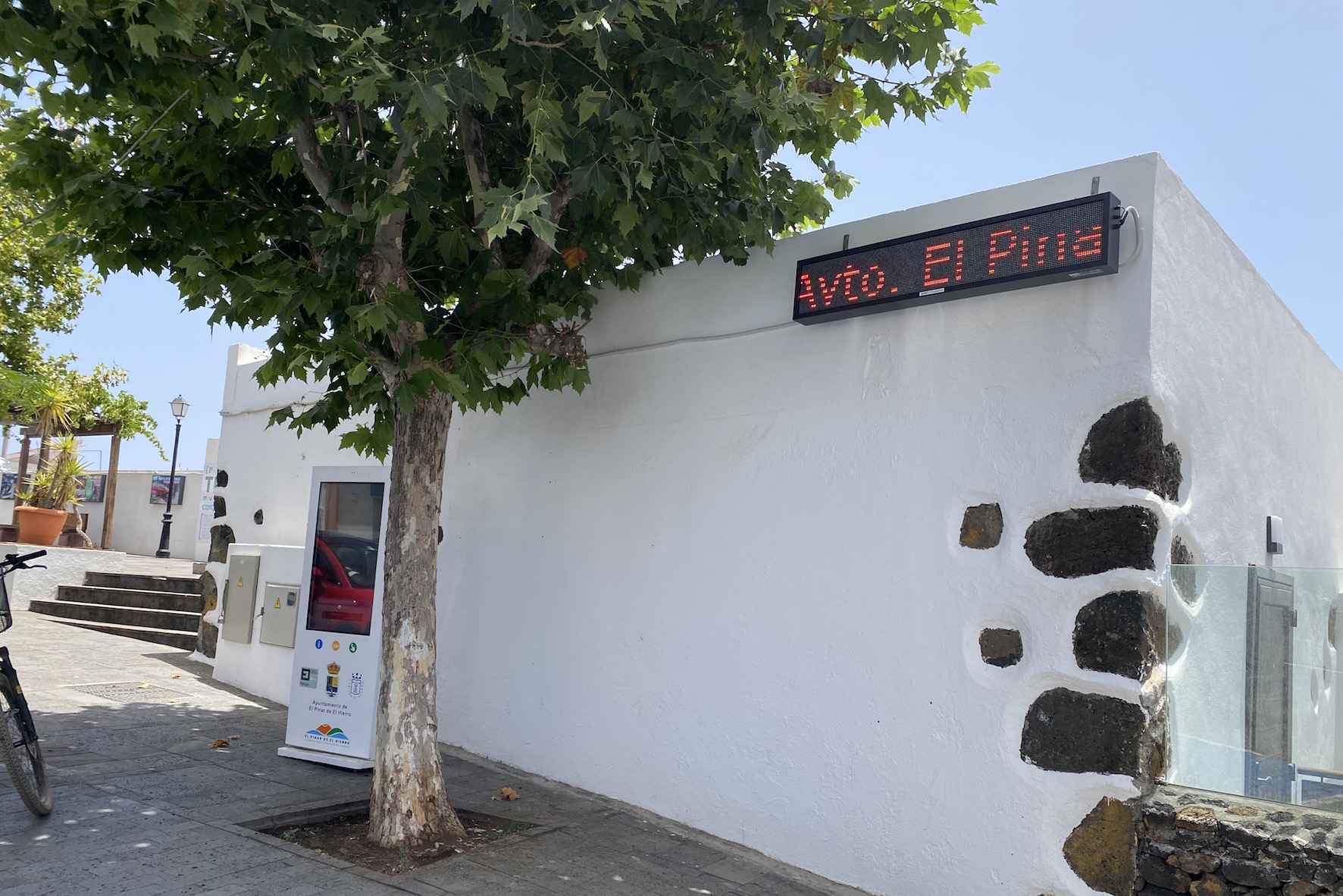 El Ayuntamiento de El Pinar adquiere dos paneles para ofrecer información puntual a los vecinos