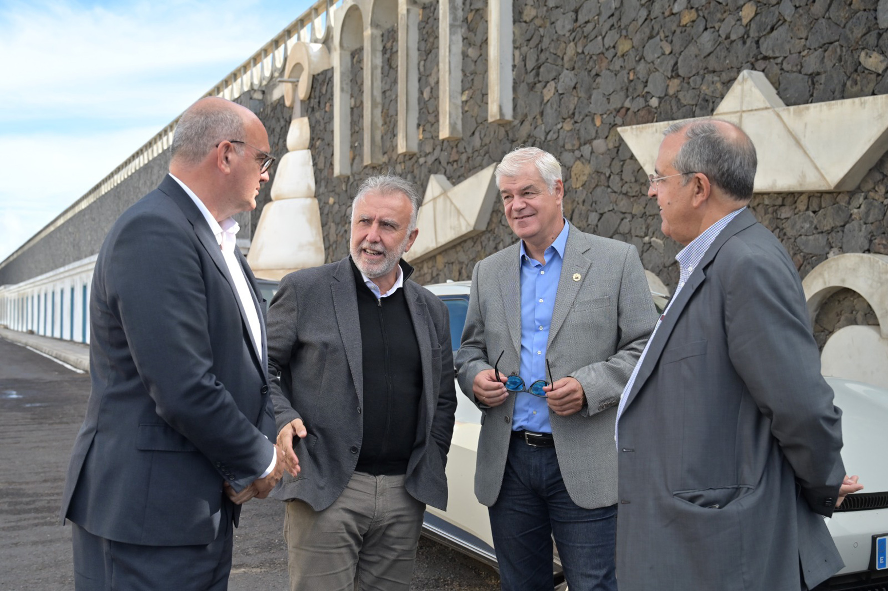 El Pinar celebra la visita del ministro de Política Territorial y la declaración de emergencia de traslado de los cayucos acumulados en el puerto de La Restinga
