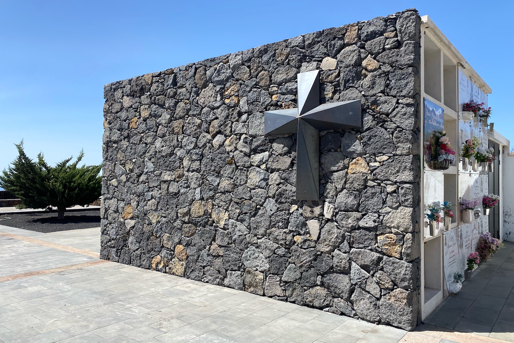 El Ayuntamiento de El Pinar concluye las obras de ampliación del cementerio municipal