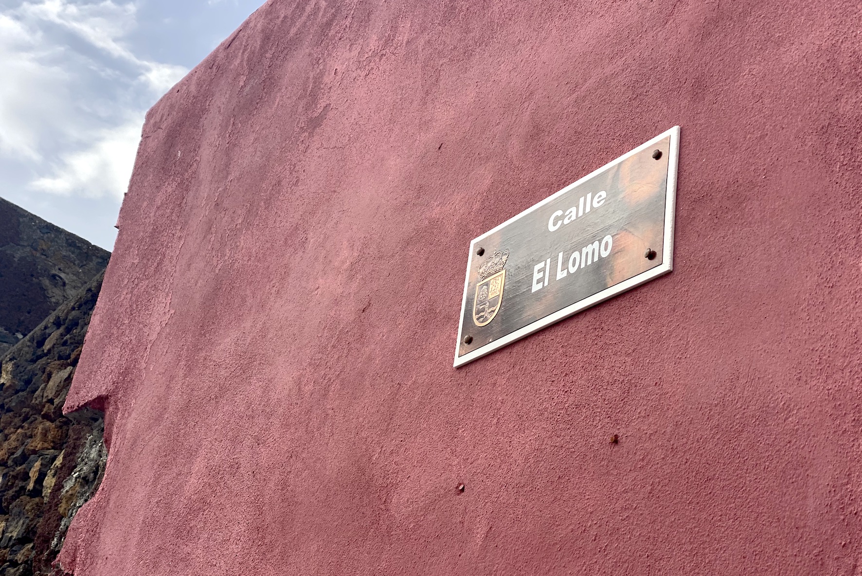 El Ayuntamiento de El Pinar renueva las placas de las calles